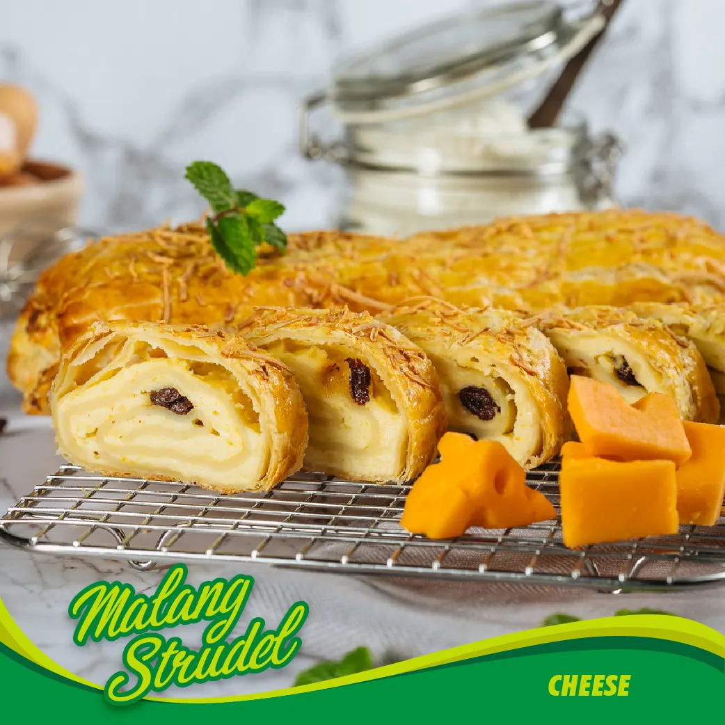 Strudel Malang dengan isian keju, bagian dari varian savory Malang Strudel